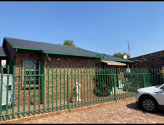 3 BEDROOM FREEHOLD FOR SALE IN DALPARK EXT 11